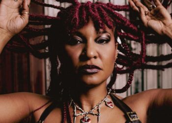 Larissa Luz amplifica 'fúria do tambor' com a energia do rock em 'Desmonte', álbum de alta voltagem ideológica
