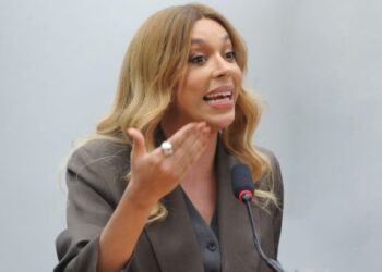 Erika Hilton discute com repórter após questionamento sobre banheiro para trans